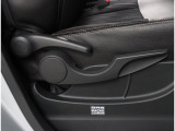 シートリフター搭載!運転席の高さ調整が可能です。