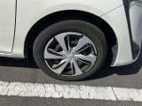 スポーティな印象を与える純正ホイールです。どこまでも走っていきたくなるようなデザインですね♪