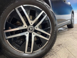 ●純正18インチアルミホイール:輸入車ならではの卓越した走りを支えるホイールと足回りです!日本車の走りに慣れている方にもぜひ体感して頂きたいほど、高いレベルでまとまっています!