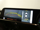 パノラミックビューモニター付きです。車両を上から見たような映像を画面に表示。運転席からの目視だけでは見にくい、車両周辺の状況をリアルタイムでしっかり確認できます。