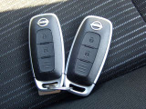 インテリジェントキーです。キーをポケットやバッグなどに入れておけば、スイッチを押すだけでドアやバックドアのロックが開閉でき、運転席近くにキーがあればプッシュスタートスイッチでエンジンが始動できます