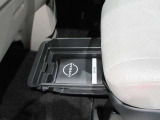 助手席の下にはアンダートレイを装備、普段使わない車検証等を収納するのに便利