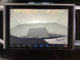 ギヤをR(バック)に入れるとナビの画面に後ろの映像が映るリアカメラ付です。後退時、コンディションが悪い視界でもカラーバックモニターがドライバーをサポートします。