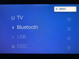 AM/FMチューナー、フルセグTV、Bluetooth接続、USB入力(動画・音楽再生/給電)、HDMI入力端子、スマートフォン接続、CD・DVDデッキを搭載。機能の詳細は、展示店舗までお尋ねください