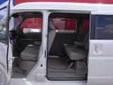 大人4名がゆったりと座れて、さらに荷物もたっぷり積めます。積載する荷物に応じて簡単にアレンジできるシートで後席は前後スライドも可能です。後席左側オートスライドドアやオートクロージャーもうれしいですね。