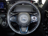 ハンドル左側にはオーディオ操作が出来るオーディオリモートコントロールスイッチ、右側にはHonda SENSINGとオートクルーズコントロールのスイッチを装備!