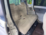 後部座席も気になるようなキズ・汚れやへたり等、大きなダメージはなく、良好な状態です。