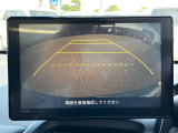バックモニター装備。画面にて後方の確認が行えるので、バック駐車や車庫入れの際には重宝します。車の運転に慣れない方でも安心のガイドライン表示機能付。