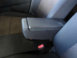 運転席アームレスト★長距離ドライブも快適です♪