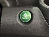 ECON モードをON にするとアクセルペダルの動きに対するエンジンの反応とエアコンの制御を切り換えることで、燃費のいい運転をするドライバーがペダルを踏んだ時と同じようにエンジンを制御します。