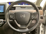ハンドルにHondaセンシング系のクルーズコントロールやレーンキープアシストなどのスイッチと、オーディオの操作スイッチが装備されています。ハンドルから手を離さず安全に操作できます。