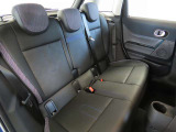 【べスキンコンビブラックシート】セカンドシートもフロントシートと同様安心感があり、クリアランスもしっかりと確保されております。大人の方も余裕でお乗りになれます。