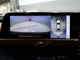 パノラミックビューモニター付きです。車両を上から見たような映像をディスプレイオーディオ画面に表示。運転席からの目視だけでは見にくい、車両周辺の状況をリアルタイムでしっかり確認できます。