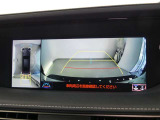 パノラミックビューモニター付きです。車両を上から見たような映像を画面に表示。運転席からの目視だけでは見にくい、車両周辺の状況をリアルタイムでしっかり確認できます。