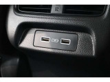 後部座席にも充電ソケットが装備されており、後部座席に座っている方も携帯電話等を充電することができます!