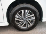 純正のアルミホイールが装着されてます。ボディデザインとマッチしておりカッコイイですね。