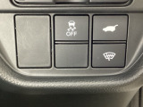 Hondaセンシング用のVSA(ABS+TCS+横滑り抑制)解除スイッチとパワーテールゲートスイッチがついています。パワーテールゲートスイッチは車内からでもテールゲートの開け閉めを電動でできます。