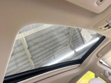 【サンルーフ】ボタンひとつで開閉可能!開放感たっぷりのサンルーフが装着されています!車内に明かりを取り入れたり景色を楽しむ以外にも、よどみがちな車内の空気も簡単に換気できて快適です!