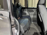 後部座席は足元広々でゆったりと乗れるスペースです♪