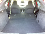 両席ともシートを倒せば広々ラゲッジスペースの完成です!