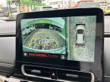 パノラミックビューモニター付きです。車両を上から見たような映像をディスプレイオーディオ画面に表示。運転席からの目視だけでは見にくい、車両周辺の状況をリアルタイムでしっかり確認できます。