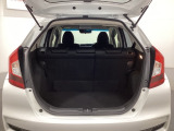 ラゲッジも広く使いやすいトランクは、開口部も広く荷物の積み下ろしもしやすいお車となっております。リアシートの背もたれは6:4の割合で分割して可倒できるので、長いお荷物などを載せることもできます。