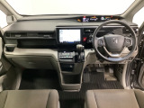 車内は光触媒抗菌消臭施工済です。スタイリッシュなデザインで暖かみのあるインパネ周りを演出します。グローブボックスやカップホルダーのほかにトレーなどたくさんの収納スペースが装備されています。