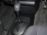 操作が楽なフロアシフト、インパネ周りもすっきりしています。