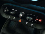 エンジン始動、シフトボタンはトグルスイッチ式になります。ドライビングモードを切り替えるMINI エクスペリエンスモードも付いており、運転を盛り上げます。