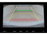 ■リヤビューカメラの映像です。ステアリング連動ガイドラインが、後退時の予想進路を表示し、運転のサポートを致します。