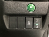 Hondaセンシング用の、VSA(ABS+TCS+横滑り抑制)解除と路外逸脱抑制機能のオンオフスイッチなどはハンドルの右側に装備しています。燃費に役立つECONボタンもここです。