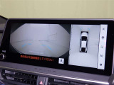 【パノラミックビューモニター】車を真上から見た状態をナビに映し出し、駐車時などをサポート☆クルマの斜め後ろなど、目が届きにくい箇所も確認できるため、いち早く障害物に気が付くことができます!