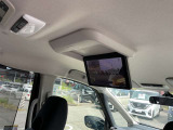 後席専用モニターです。後席でDVDやテレビをワイドな画面でお楽しみ頂けます!(ルーフ取り付けタイプ:11インチワイドVGA液晶モニター)。
