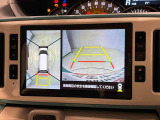 4つのカメラが連動してしっかりサポート。駐車場や狭い路地などでも障害物が確認しやすく、真上からの目線でクルマの周囲が確認できて8インチ大画面でさらに安心♪