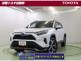 悪路走行の安定感に日常使いでの快適性を備えたコンパクト・クロスオーバーの先駆け【RAV4】。PHV・4WD。コンセントから充電して走ることも、ガソリンで走ることもできます。この車は、車検整備付きです。
