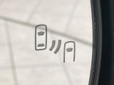 【ブラインドスポットモニター】走行中、ドアミラーの死角になりやすい箇所に後続車が接近するとサイドミラー付近に警告を表示、ドライバーに注意喚起をしてくれます。