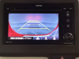 バックでの車庫入れも安心です! リアカメラが付いているバックモニター付のディスプレイオーディオを装備しております。操作線もついており距離感も画面から確認できます。