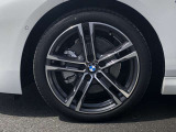 BMW純正18インチホイール。洗練されたデザインで、足元の個性を引き立てます。
