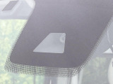 【エマージェンシーブレーキ】走行中に前方の車両等を認識し、衝突しそうな時は警報とブレーキで衝突回避と被害軽減をアシスト。より安全にドライブをお楽しみいただけます。