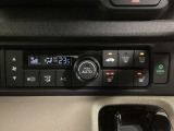 セレクトレバーの左上にオートエアコンがついてますので簡単操作で快適に過ごせます。シートヒータースイッチ内蔵で前席の左右別々に2段階で温度設定ができます。