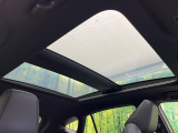 【ガラスルーフ】ガラスルーフ搭載で車内の解放感が一気にアップ!開放的なドライブをお楽しみいただけます。