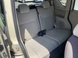 コンパクトでも車内広々。頭上空間も広く快適にお過ごしいただけます。後席足元空間も十分な広さを確保しております。座面も厚く快適です。