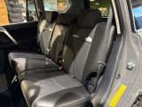 広々とした後部座席です♪気になるキズや汚れなどなく良好な状態です。