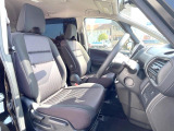 運転席シート廻りは使用感も少なく、良好な状態となっています。前オーナー様が丁寧に使っていたことがよくわかりますね。