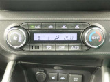 オートエアコンを装備しておりますので、四季を通じて車内を快適な温度に保つことが出来ます!高級感が有りますね!