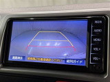 後方の見える安心をお届けするバックガイドモニター付:バックするときのアシストラインもあって楽々バック!車庫入れや縦列駐車をサポートし、苦手な駐車も安心です!今やもう手放せない装備ですネ♪