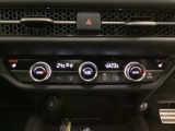 プラズマクラスター付き・オートエアコンがついてます。左右独立で温度設定のできるデュアルオートエアコンです。パネル内のシートヒータースイッチは前席の左右別々に3段階で温度設定ができます。
