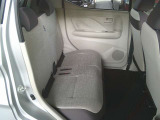 後部座席は足元が広くゆったり乗って頂けます。