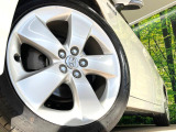 【純正17インチアルミホイール】外観にマッチした純正アルミホイールを装着しております。各種社外アルミホイールや、スタッドレスタイヤも取扱いしております。是非ご相談ください♪