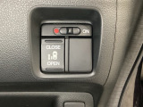 左側電動スライドドアは運転席からでも操作ができるように、ハンドル付近に開閉の操作スイッチが付いています。